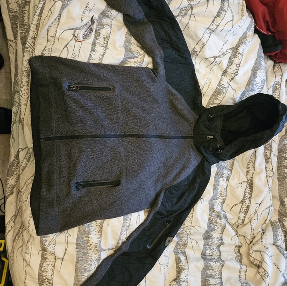 Burton zip up sweater Large but feels a bit smaller more like a medium - Picture 5 of 16